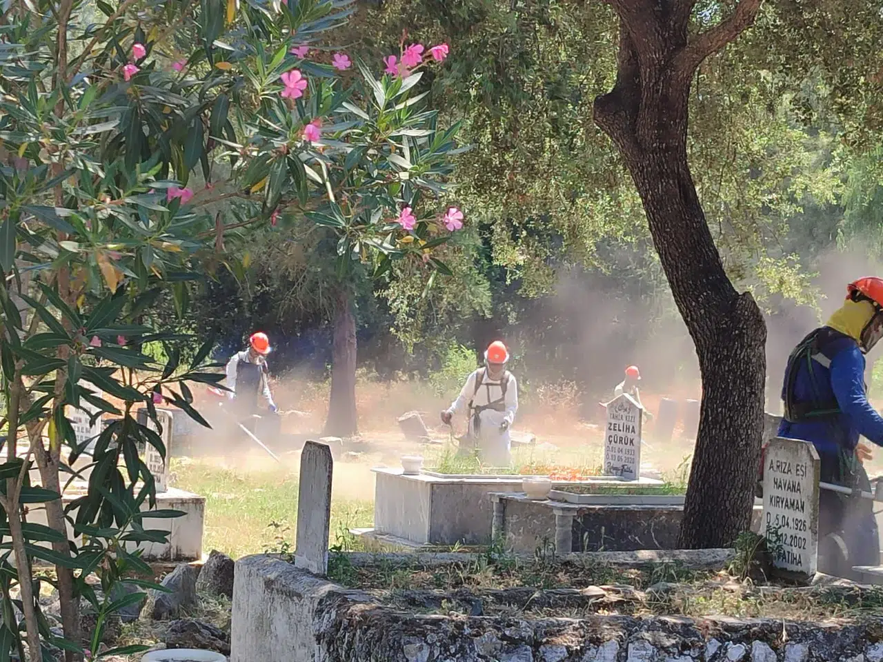 Muğla Mezarlıklarında Temizlik Sürüyor, Yakacak Desteği Devam Ediyor