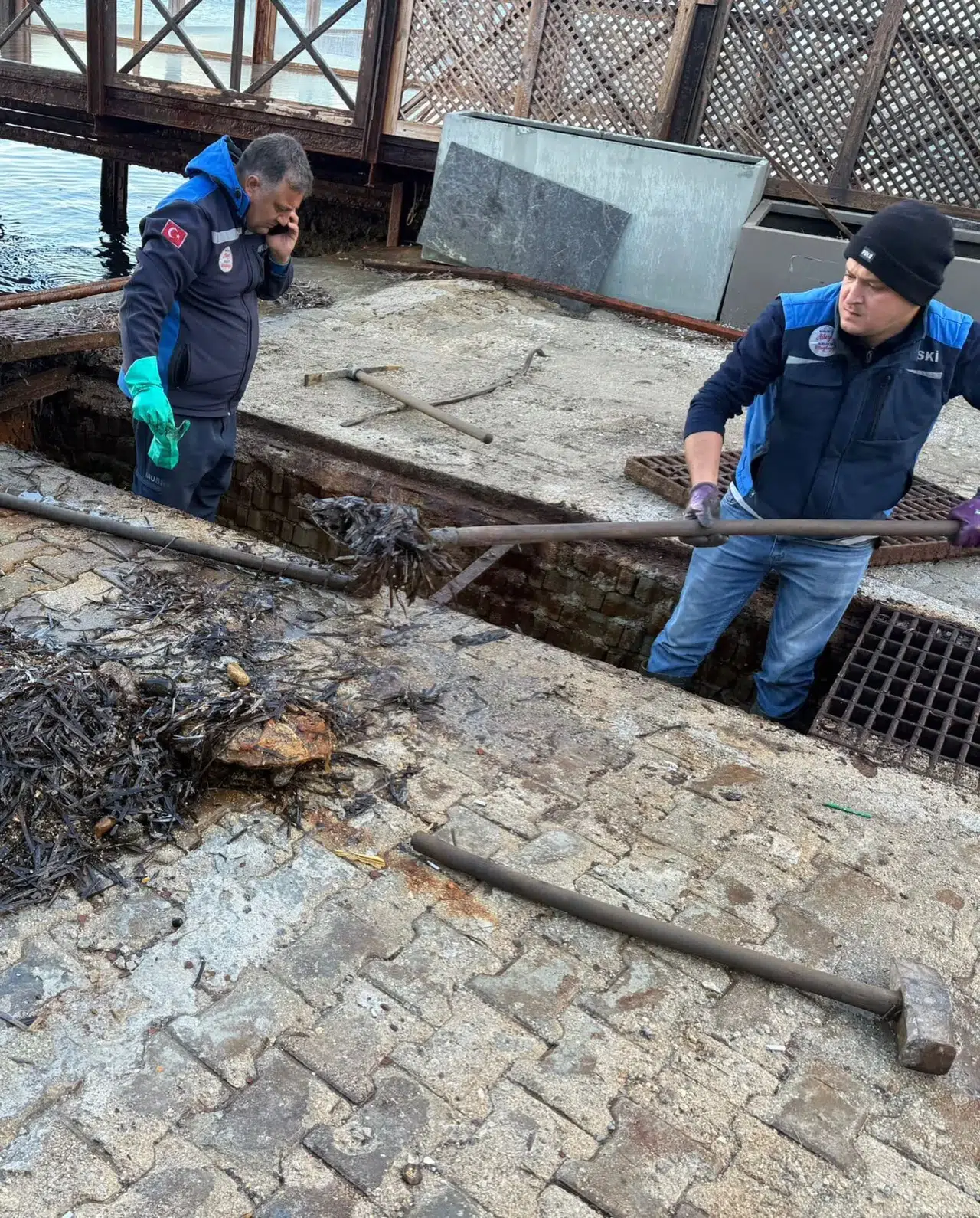 Muğla etkili yağışa teslim…MUSKİ tıkanan hatları temizliyor