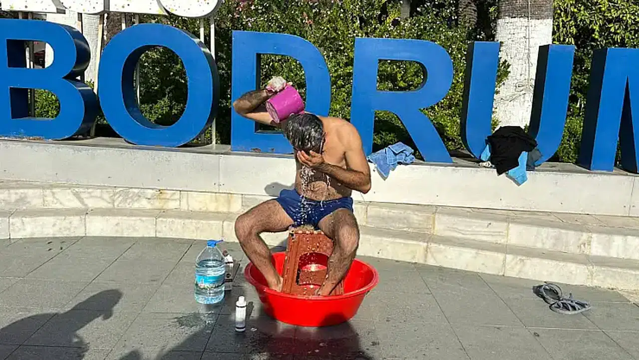 Bodrum’da susuzluk isyanı: Vatandaş belediye önünde duş aldı