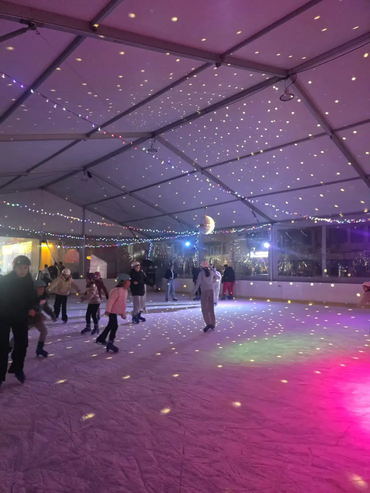 Marmaris’te Buz Pisti Yoğun İlgi Görüyor: Çocuklar Festivalin Yıldızı Oldu