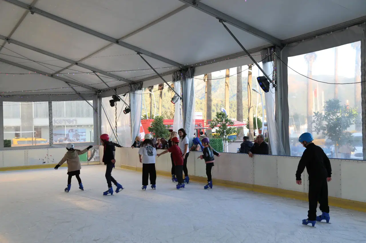 Festival Alanında Büyük Coşku: Buz Pisti, Sinema ve Karaoke Bir Arada