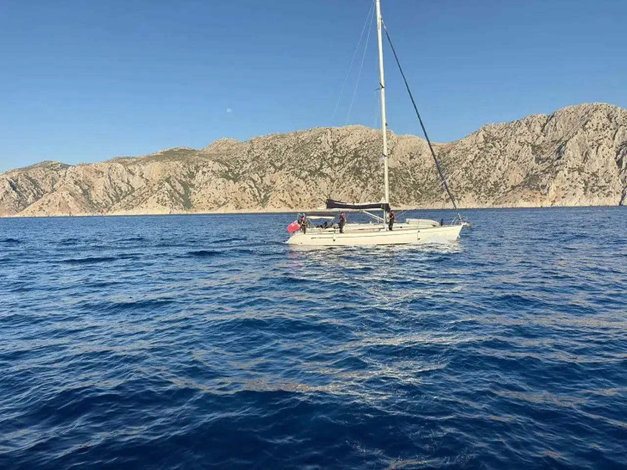 İtalya Rotasındaki Yelkenli Durduruldu: 80 Göçmen Yakalandı