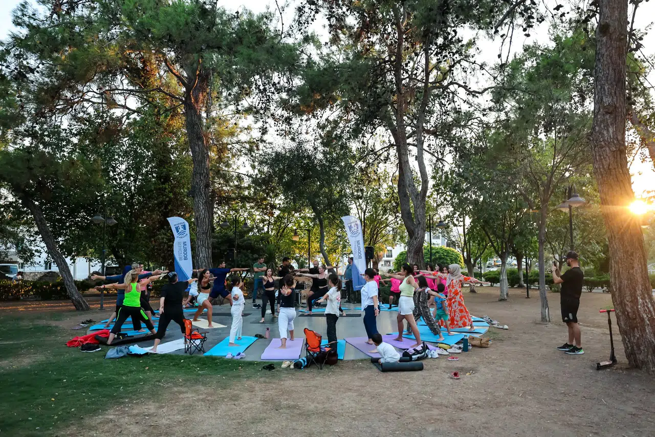 Mumcular’da Yoga Coşkusu: Sporcular ve Halk Bir Arada