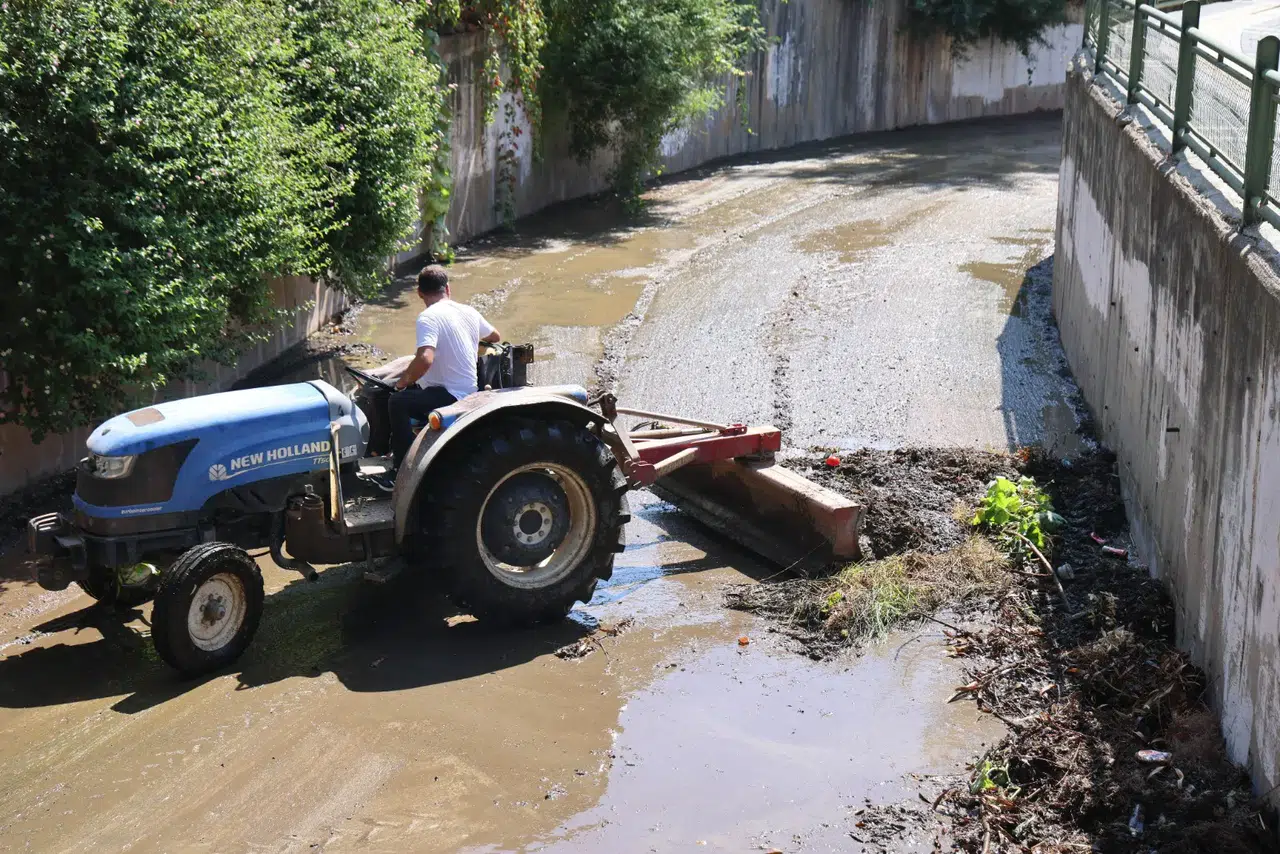 Belediye Ekipleri Sahada: Mazgallar ve Dereler Temizleniyor