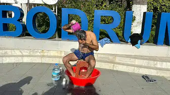 Bodrum’da susuzluk isyanı: Vatandaş belediye önünde duş aldı