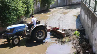 Belediye Ekipleri Sahada: Mazgallar ve Dereler Temizleniyor