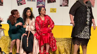 Muğla’da Sahnelendi, İzleyenleri Etkiledi: “Kadıncıklar” Oyunu Alkışlarla Bitti