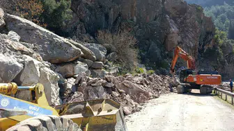 Faralya’da Gece Yarısı Heyelan: Yol Kapandı, Ekipler Seferber