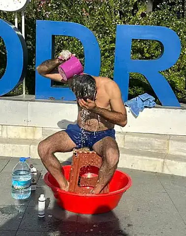 Bodrum’da susuzluk isyanı: Vatandaş belediye önünde duş aldı