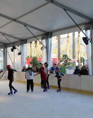 Festival Alanında Büyük Coşku: Buz Pisti, Sinema ve Karaoke Bir Arada