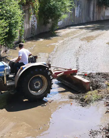 Belediye Ekipleri Sahada: Mazgallar ve Dereler Temizleniyor