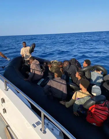 Fethiye’de lastik bottaki 36 göçmen kurtarıldı
