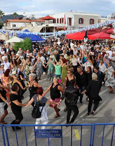 Selimiye’de Festival Coşkusu: Deniz Ürünleri ve Müzik Bir Arada
