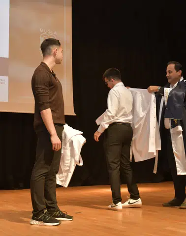 MSKÜ’de Beyaz Önlük Heyecanı: Geleceğin Hekimleri Mesleğe İlk Adımını Attı