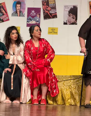 Muğla’da Sahnelendi, İzleyenleri Etkiledi: “Kadıncıklar” Oyunu Alkışlarla Bitti