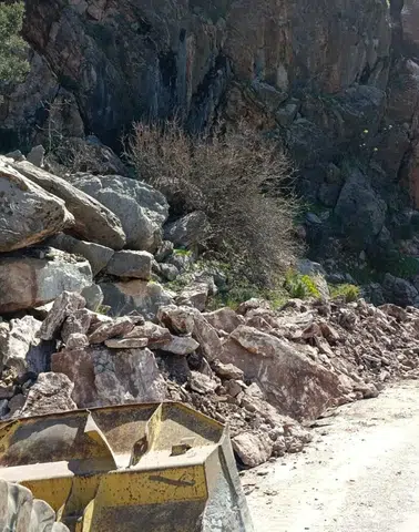 Faralya’da Gece Yarısı Heyelan: Yol Kapandı, Ekipler Seferber