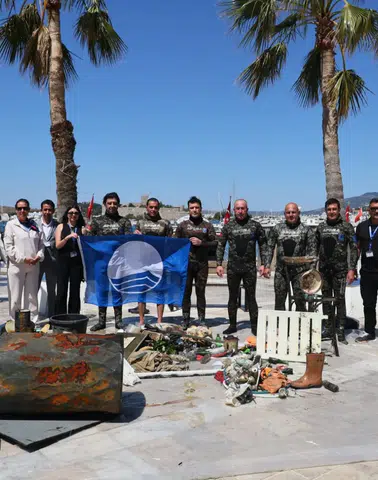 Kumbahçe’de Deniz Temizliği Şok Etti: Deniz Dibinden Ev Eşyası Çıktı