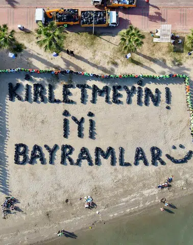 Bodrum Sahilinde Dikkat Çeken Mesaj: “Kirletmeyin!”
