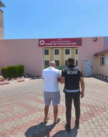 Fethiye'de Operasyon! Firariyi Gizleyen Evde Ruhsatsız Silah da Ele Geçirildi