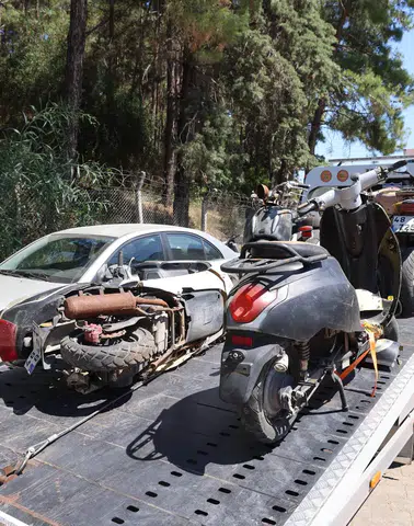 Belediye Uyardı, Süre Doldu! Hurda Araçlar Vinçle Kaldırıldı