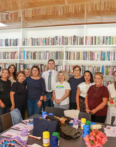 İğneyle Örüyorlar, Sokakları Renklendiriyorlar! Bodrum’da Yeni Proje