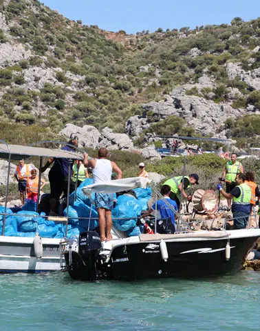 Marmaris’te Cennet Koyların Acı Gerçeği: 1 Ton Atık Toplandı