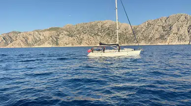 İtalya Rotasındaki Yelkenli Durduruldu: 80 Göçmen Yakalandı