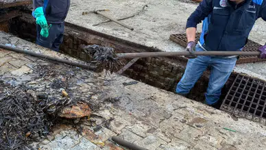 Muğla etkili yağışa teslim…MUSKİ tıkanan hatları temizliyor