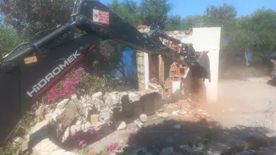 Sahile Ulaşımı Engelleyen Kaçak Yapılar Belediye Ekiplerince Yıkıldı