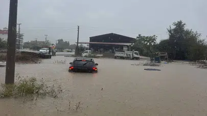 Meteoroloji uyarmıştı! Muğla etkili yağışa teslim: Tekneler karaya vurdu, otomobiller sular altında kaldı