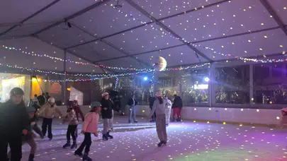 Marmaris’te Buz Pisti Yoğun İlgi Görüyor: Çocuklar Festivalin Yıldızı Oldu