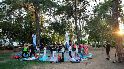 Mumcular’da Yoga Coşkusu: Sporcular ve Halk Bir Arada