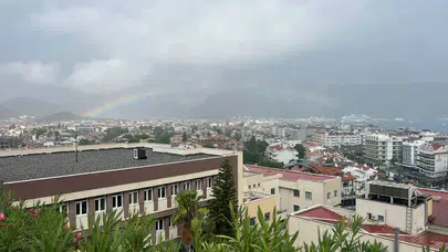 Marmaris’te yağmur hasreti sona erdi! Turistler soluğu dışarıda aldı