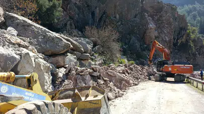 Faralya’da Gece Yarısı Heyelan: Yol Kapandı, Ekipler Seferber