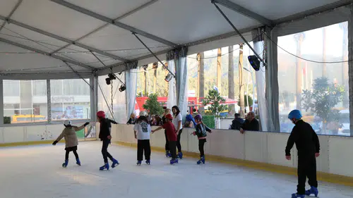 Festival Alanında Büyük Coşku: Buz Pisti, Sinema ve Karaoke Bir Arada