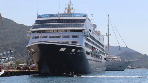 Marmaris Limanı’na 2 Gemi Yanaştı, 930 Turist Ağırlandı