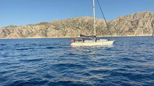 İtalya Rotasındaki Yelkenli Durduruldu: 80 Göçmen Yakalandı