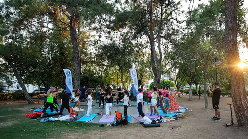 Mumcular’da Yoga Coşkusu: Sporcular ve Halk Bir Arada