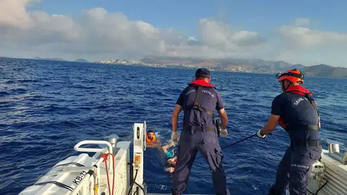 Yüzerek Yunanistan’a geçmeye çalışan göçmenler yakalandı