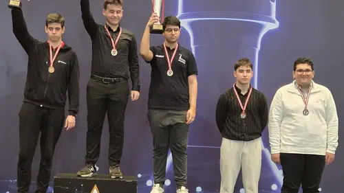 Antalya’da Tarih Yazdılar! Büyükşehir Satranç Takımı Türkiye Şampiyonu