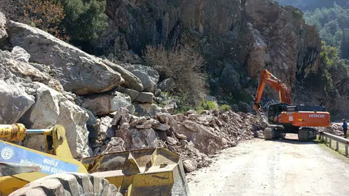 Faralya’da Gece Yarısı Heyelan: Yol Kapandı, Ekipler Seferber