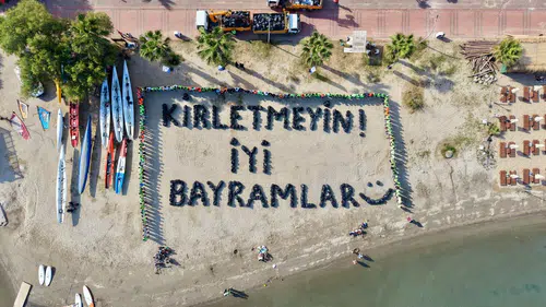 Bodrum Sahilinde Dikkat Çeken Mesaj: “Kirletmeyin!”