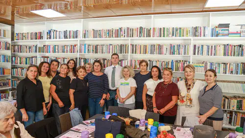 İğneyle Örüyorlar, Sokakları Renklendiriyorlar! Bodrum’da Yeni Proje