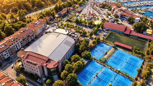 Marmaris’te Taşınmaz İhalesi: Tenis Kortu ve Halı Sahada Rekor Artış