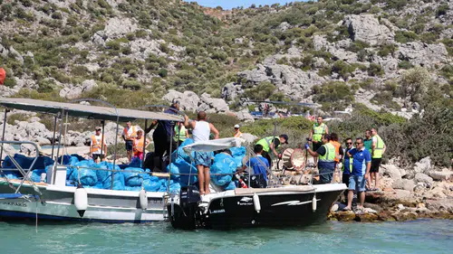 Marmaris’te Cennet Koyların Acı Gerçeği: 1 Ton Atık Toplandı