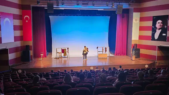 Bodrum Belediyesi Şehir Tiyatrosu Muğla'da Ayakta Alkışlandı