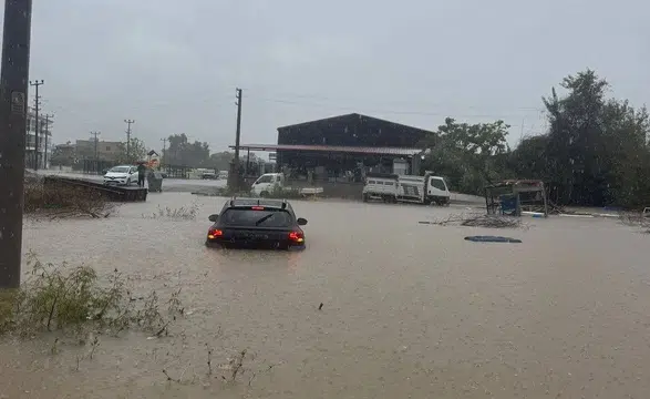 Meteoroloji uyarmıştı! Muğla etkili yağışa teslim: Tekneler karaya vurdu, otomobiller sular altında kaldı