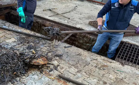 Muğla etkili yağışa teslim…MUSKİ tıkanan hatları temizliyor