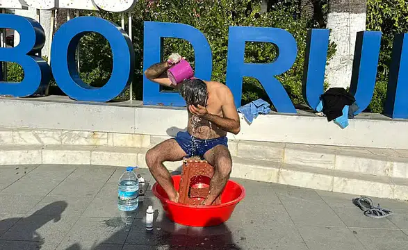 Bodrum’da susuzluk isyanı: Vatandaş belediye önünde duş aldı