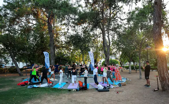 Mumcular’da Yoga Coşkusu: Sporcular ve Halk Bir Arada